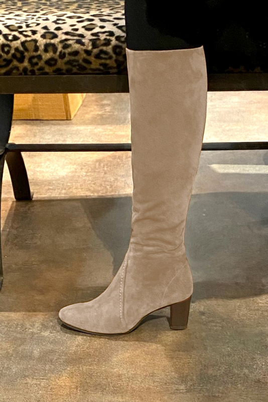 Tan beige women's feminine knee-high boots. Round toe. Medium block heels. Made to measure. Profile view - Florence KOOIJMAN